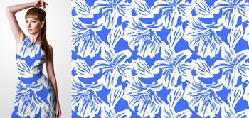 33204v Materiał ze wzorem abstrakcyjne białe kwiaty na niebieskim tle
